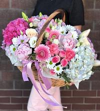 Цветочная композиция из Розы, Хризантемы, Пионы и Лизиантусы в корзине в Балаклаве