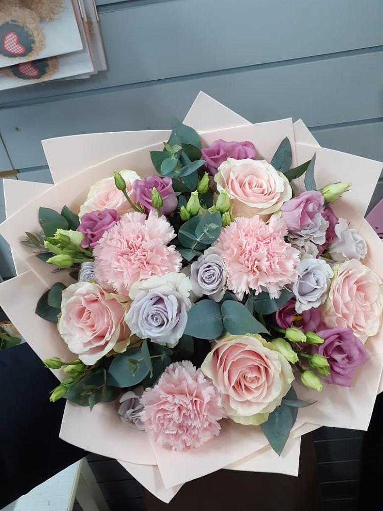 Букет цветов из: Розы, Гвоздики и Лизиантусы в Балаклаве